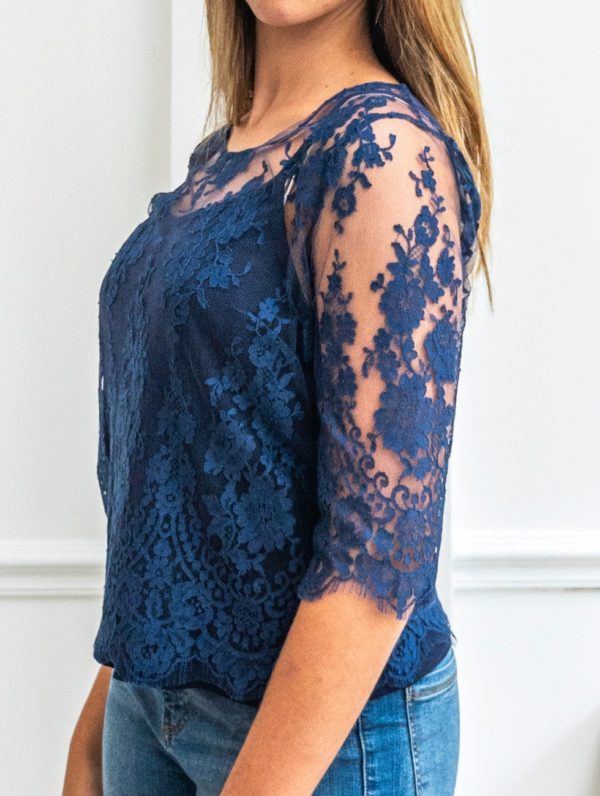 blouse Louise en dentelle bleue de calais-caudry Maison 1889 marque française de pret à porter